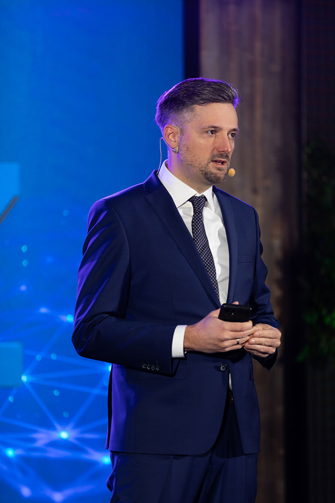Przemawiający Jarosław Kieszek