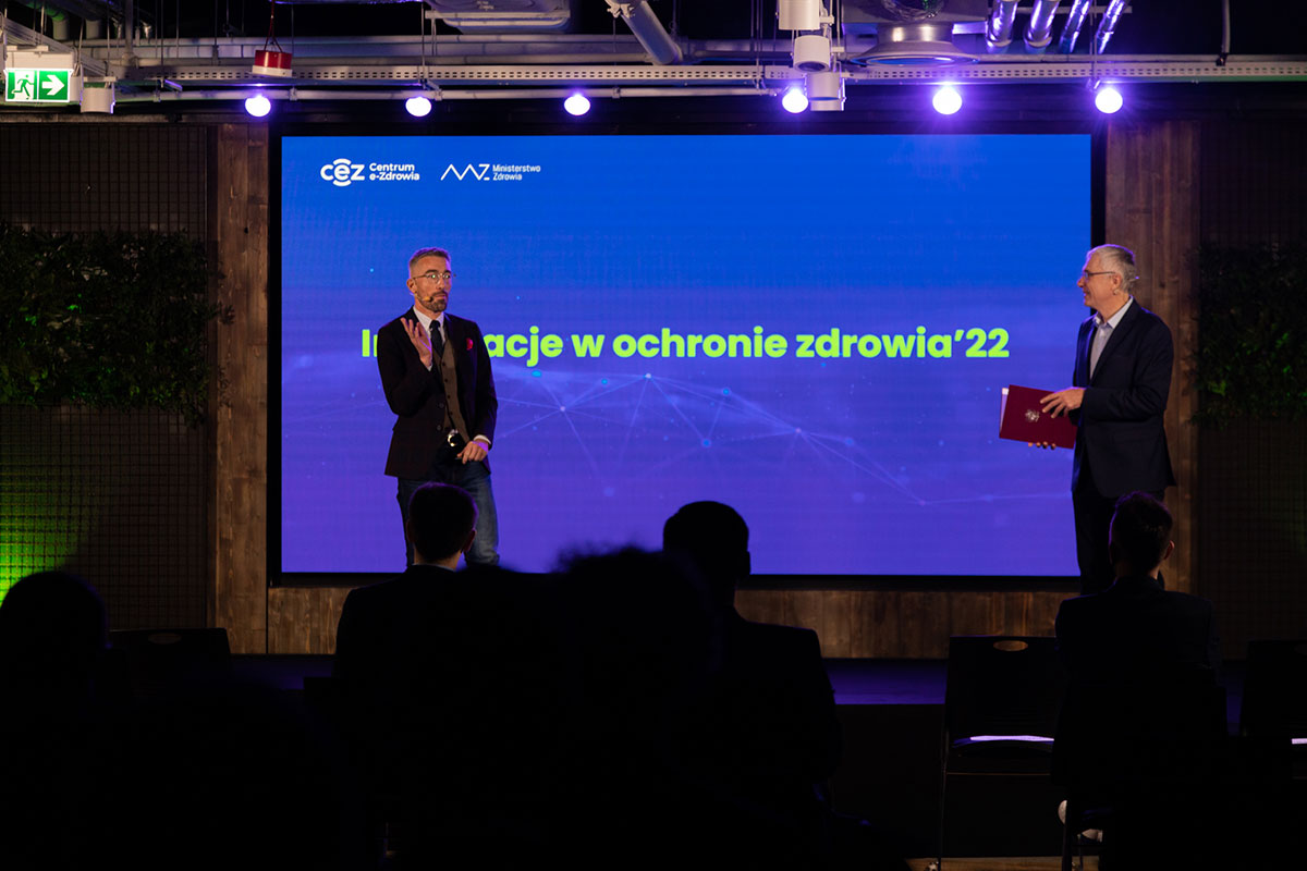 Piotr Węcławik z konferansjerem Krzysztofem Jakubiakiem na scenie