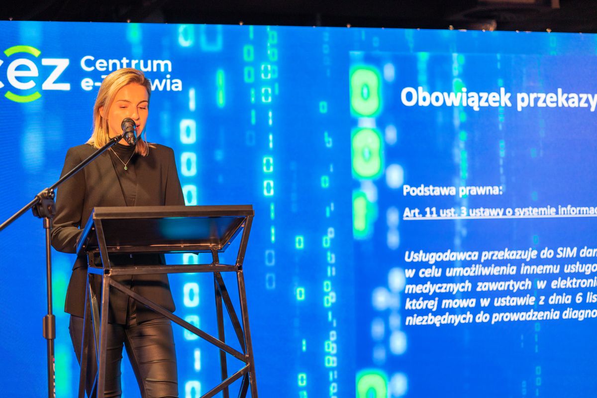 Magdalena Gąska stojąca przy mównicy