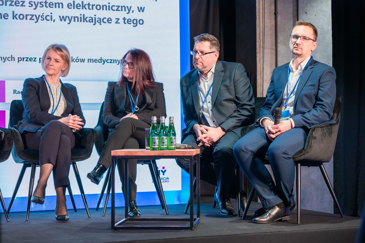 czterech panelistów siedzących na scenie
