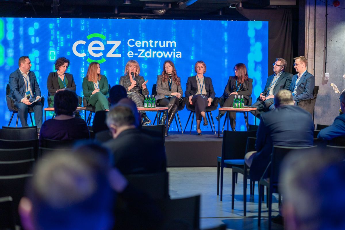 uczestnicy panelu siedzący na scenie