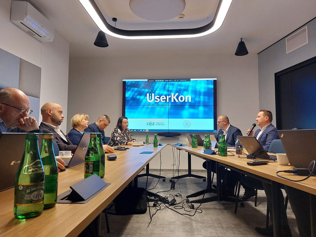 uczestnicy spotkania siedzący przy stołach
