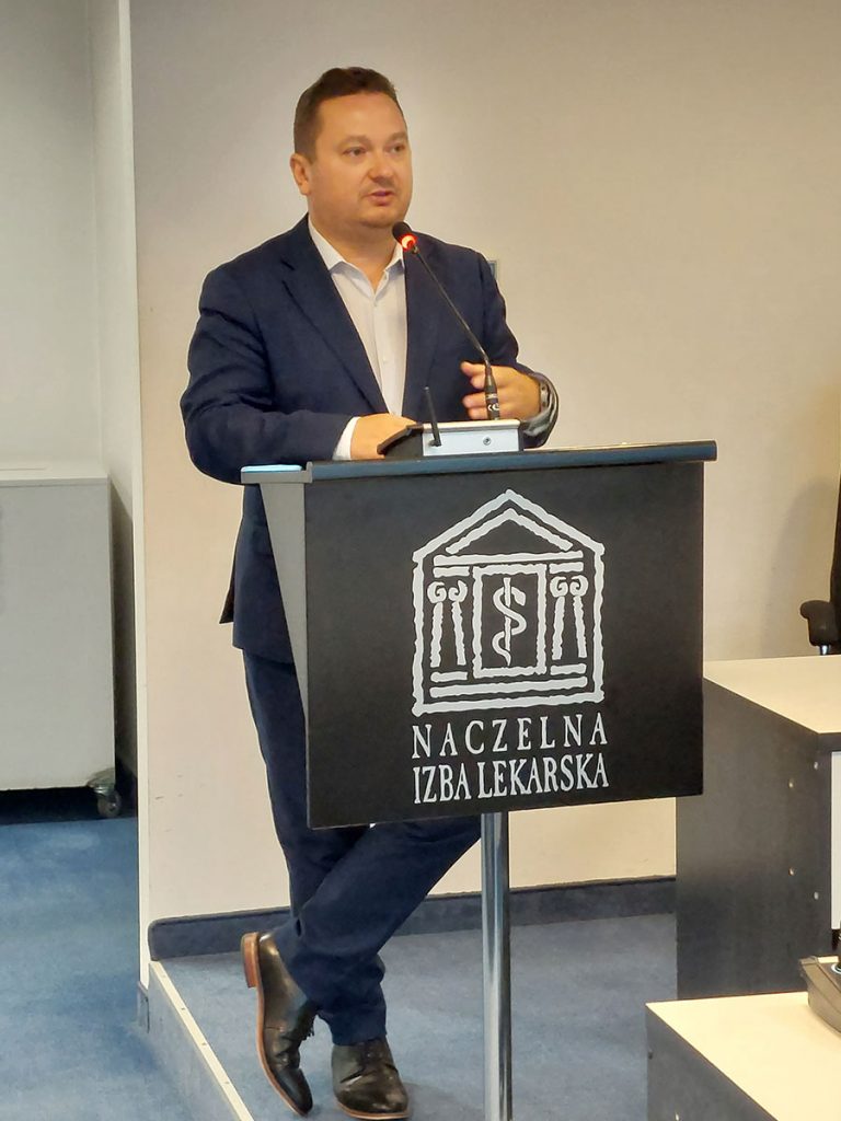 dyrektor kikosicki stojący przy mównicy
