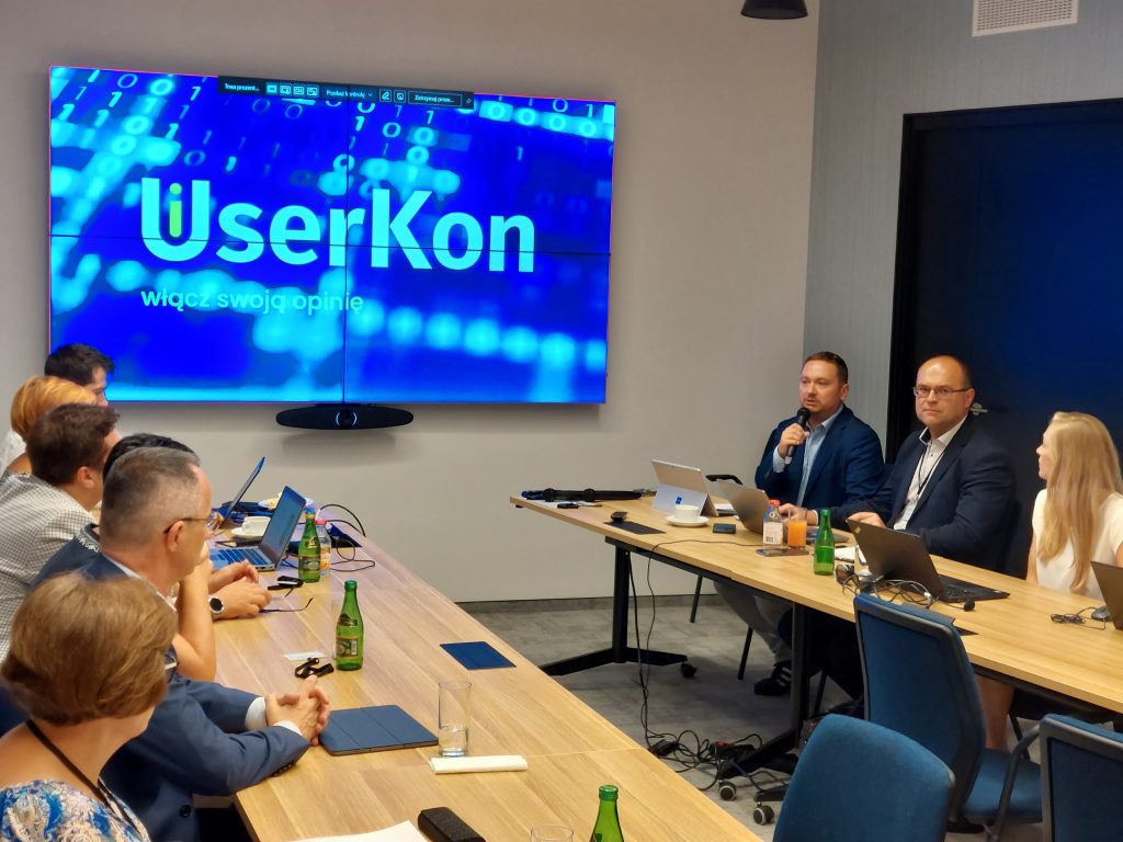 NIA Paweł Kikosiciki z mikrofonem