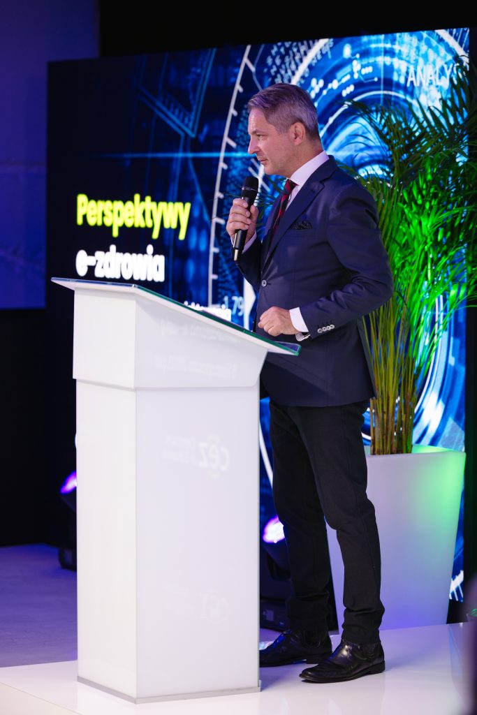 konferansjer przy mównicy