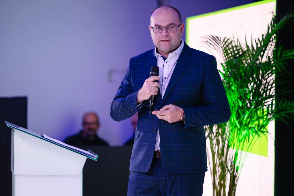 Piotr Kozłowski z mikrofonem