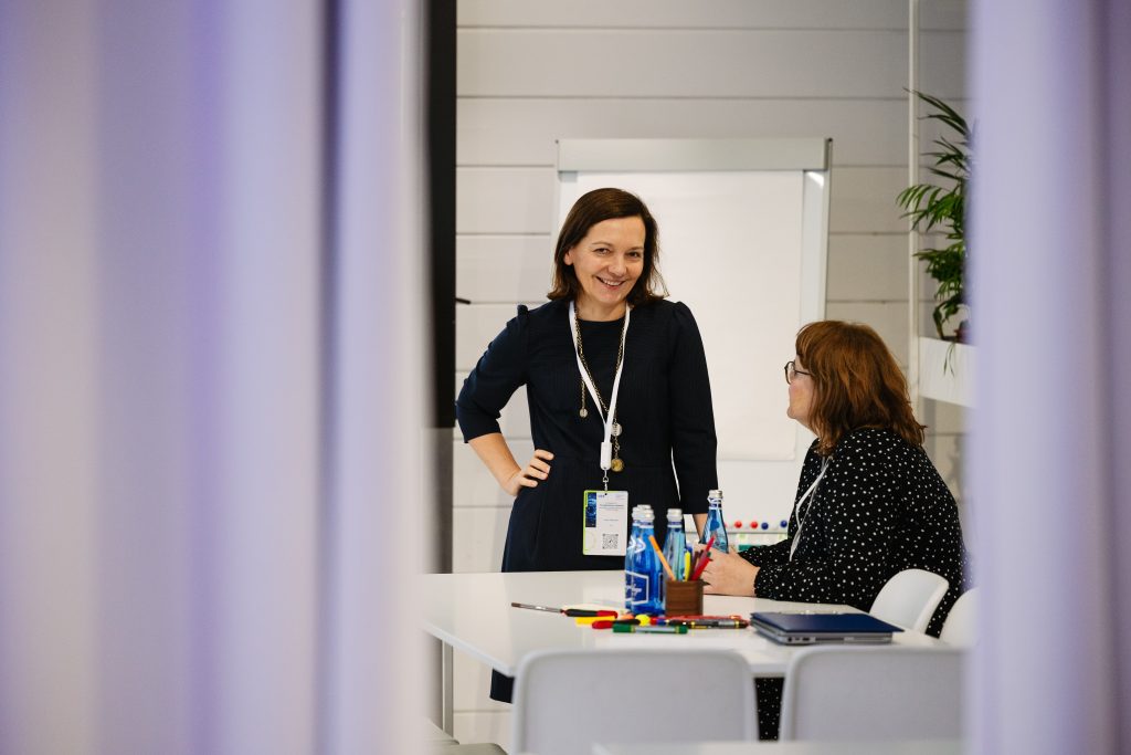 Anna talarczyk stojąca w sali warsztatowej