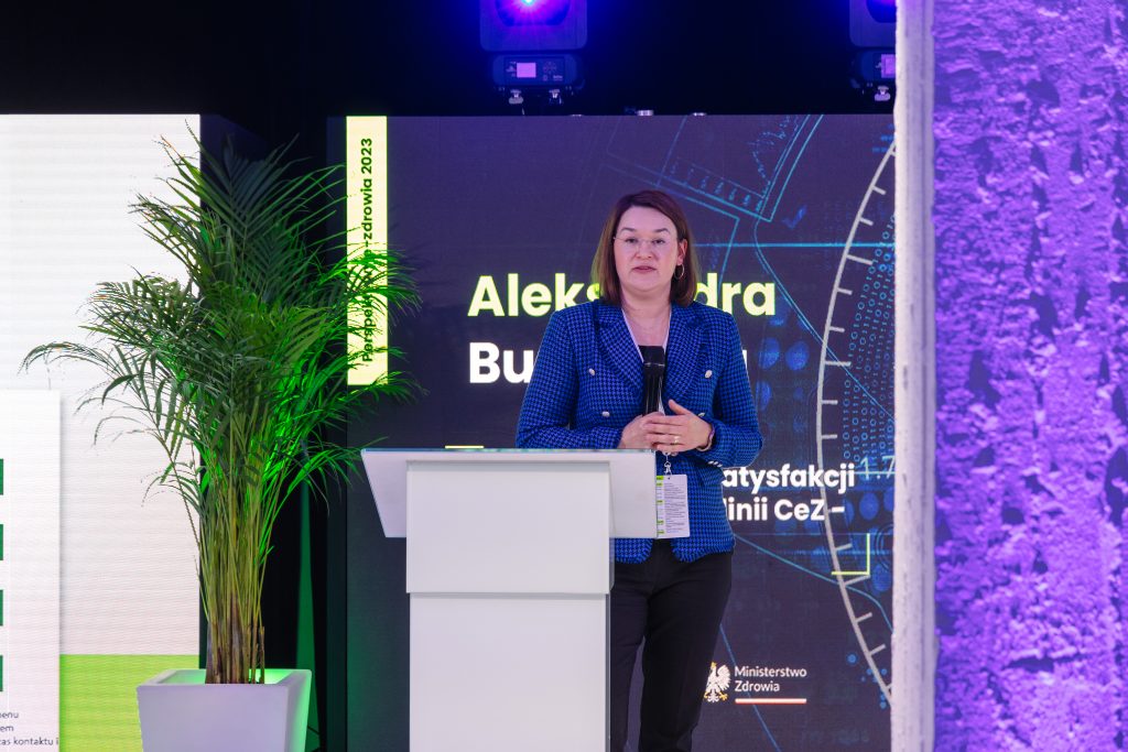 Aleksandra Burzyńska stojąca na scenie