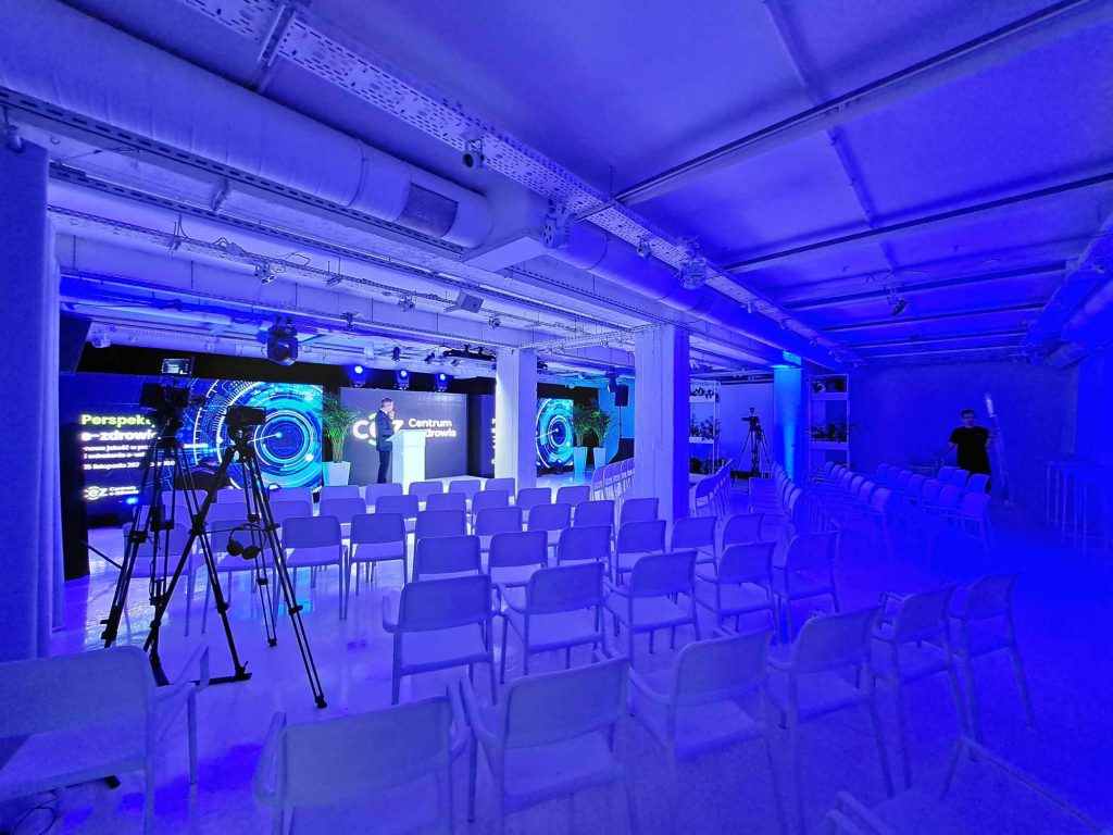 widok na pustą salę konferencyjną