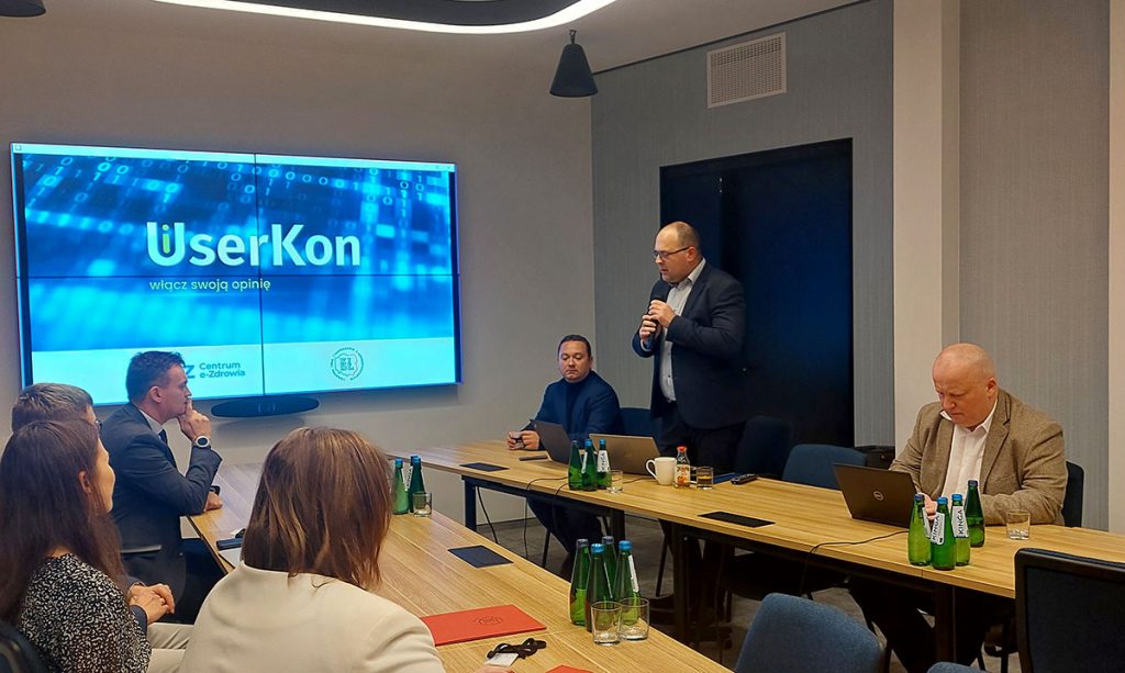 Przemawiający Piotr Kozłowski, ekspert do spraw zarządzania kontaktami z użytkownikami systemów