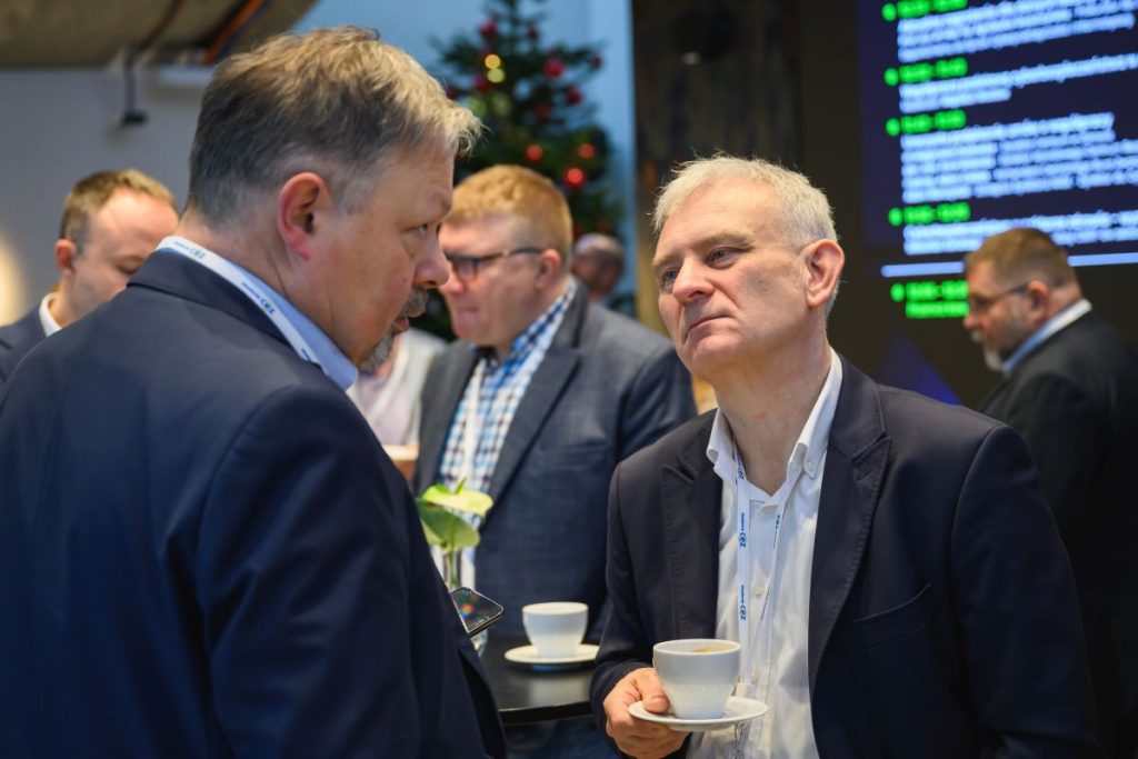 Artur Pruszko trzymający filiżankę z kawą