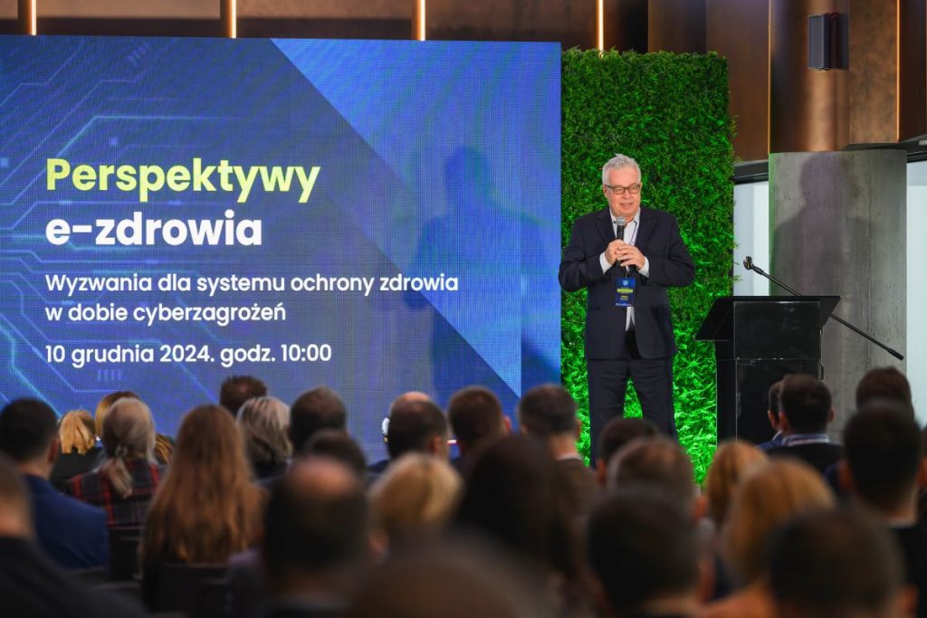 Demediuk z mikrofonem stojący na scenie