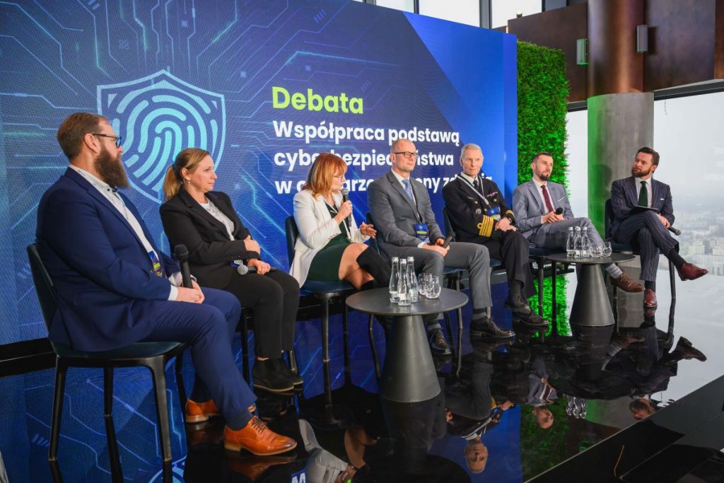 widok na uczestników debaty siedzących na krzesłach