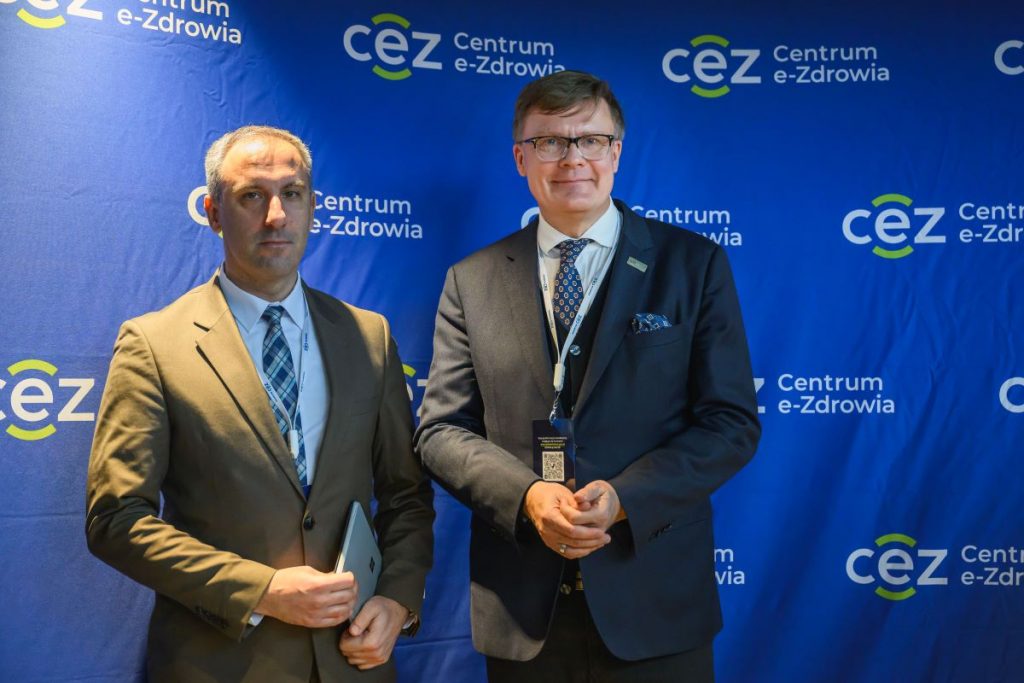 dwóch panów pozujących do zdjęcia na tle ścianki CeZ
