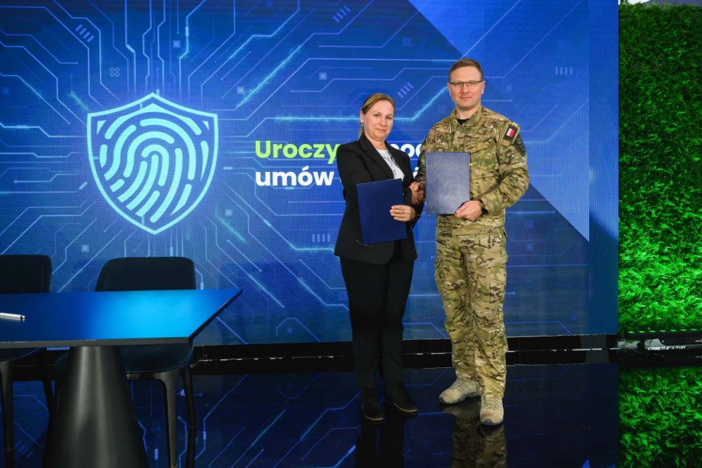 Małgorzata Olszewska i Karol Molenda stojący na scenie