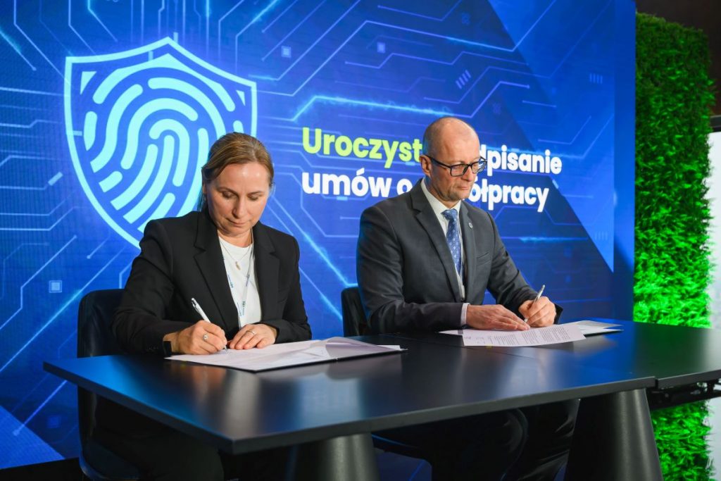 Małgorzata Olszewska i Adam Cieślak podpisujący porozumienie