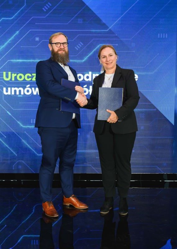Małgorzata Olszewska z Adamem Marczyńskim stojący na scenie