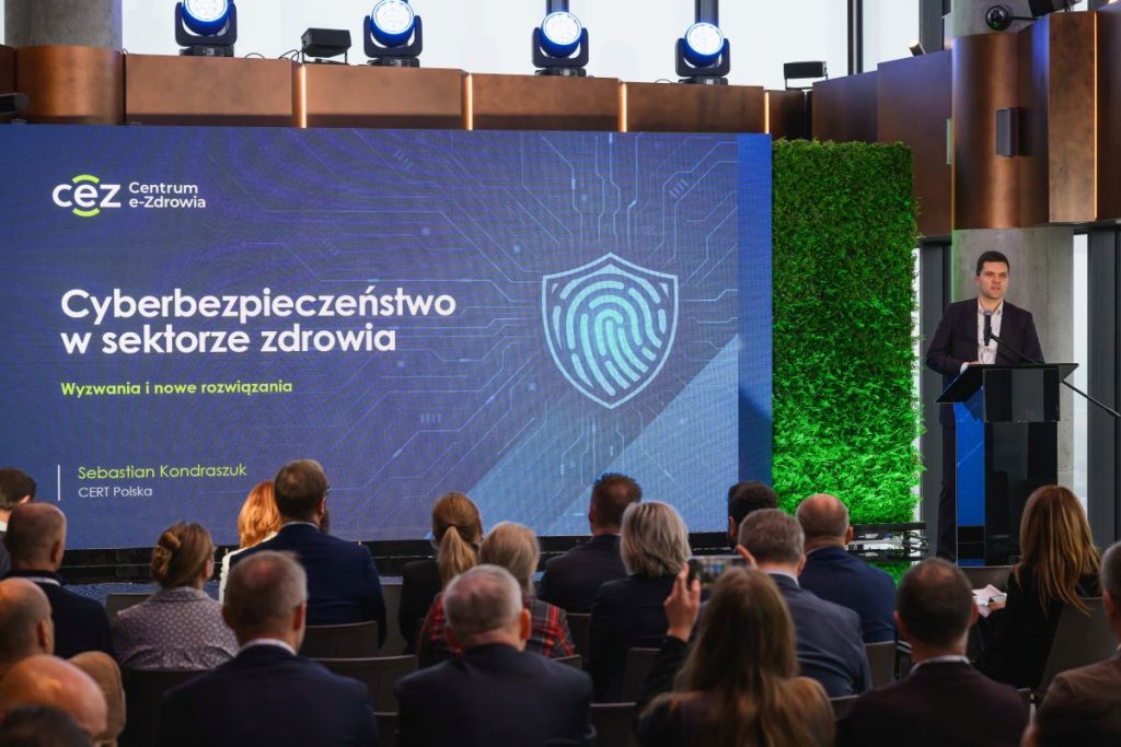 widok na scene ze stojącym przy mównicy prelegentem
