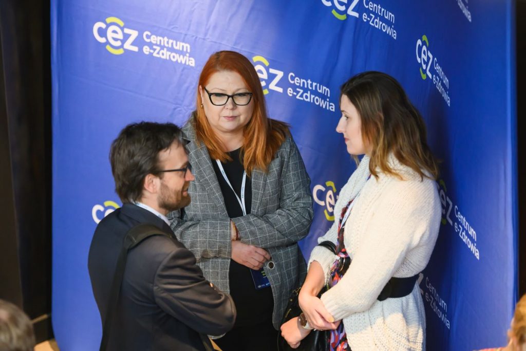 osoby stojące na tle ścianki CeZ