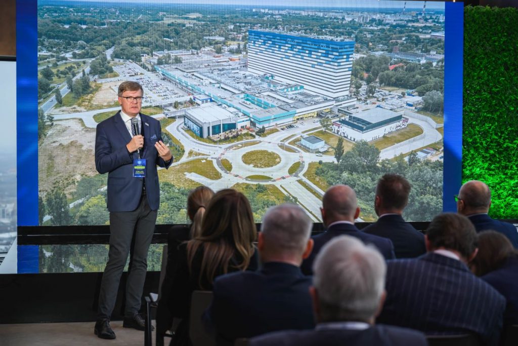 Paweł Ptaszyński z mikrofonem