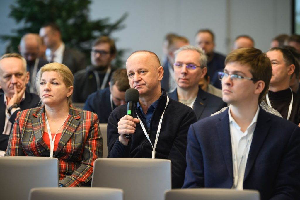 uczestnik konferencji trzymający mikrofon