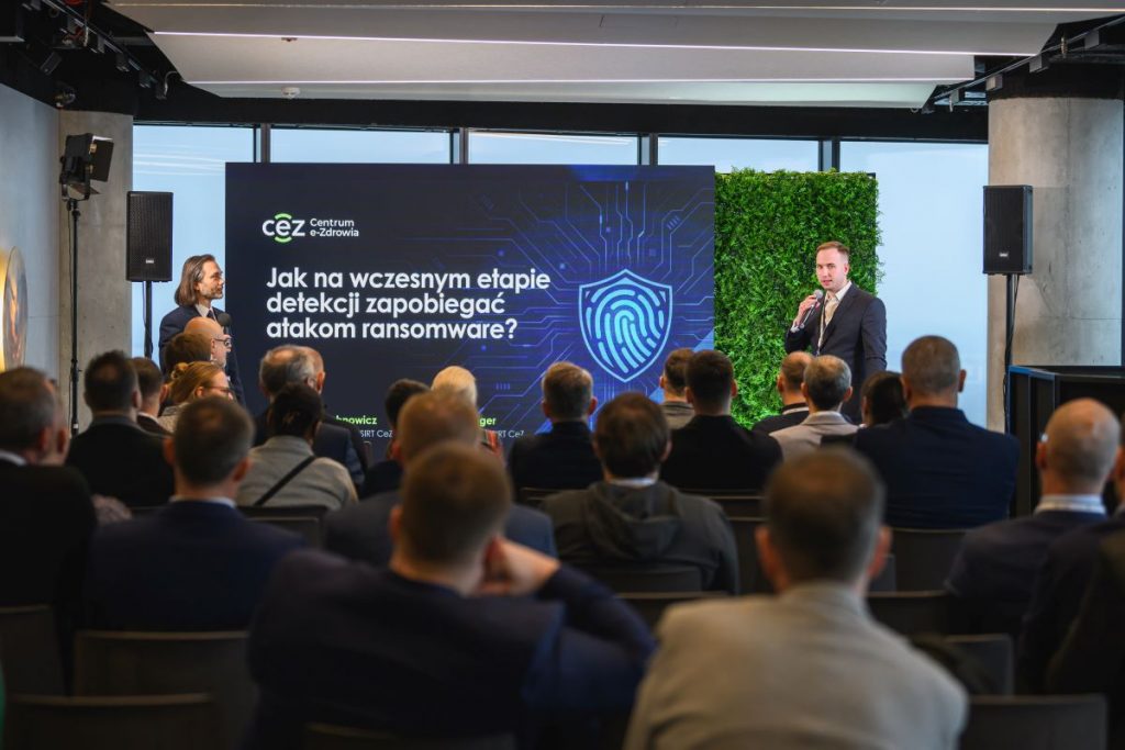 widok na ekran i prelegentów w sali warsztatowej