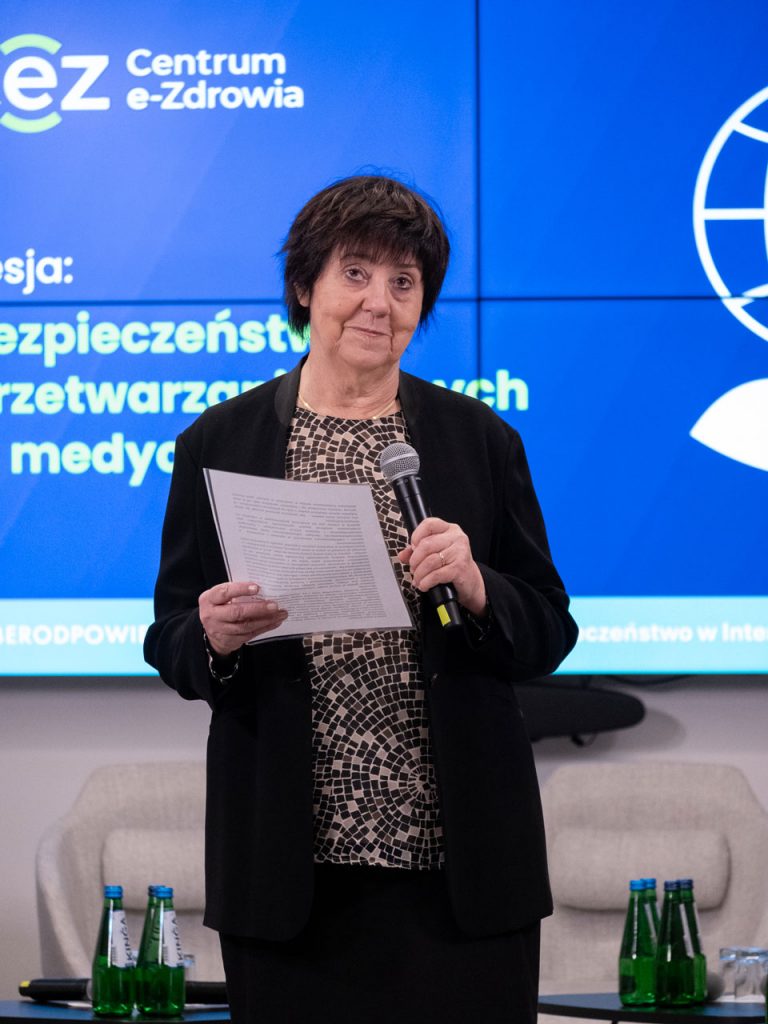 prof. Grażyny Szpor z mikrofonem