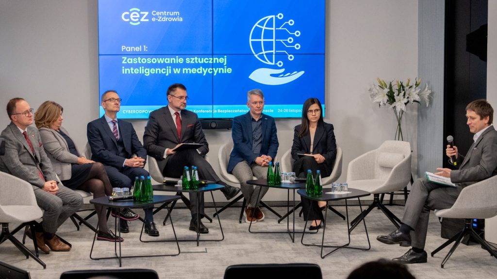 widok na siedzących uczestników panelu pierwszego