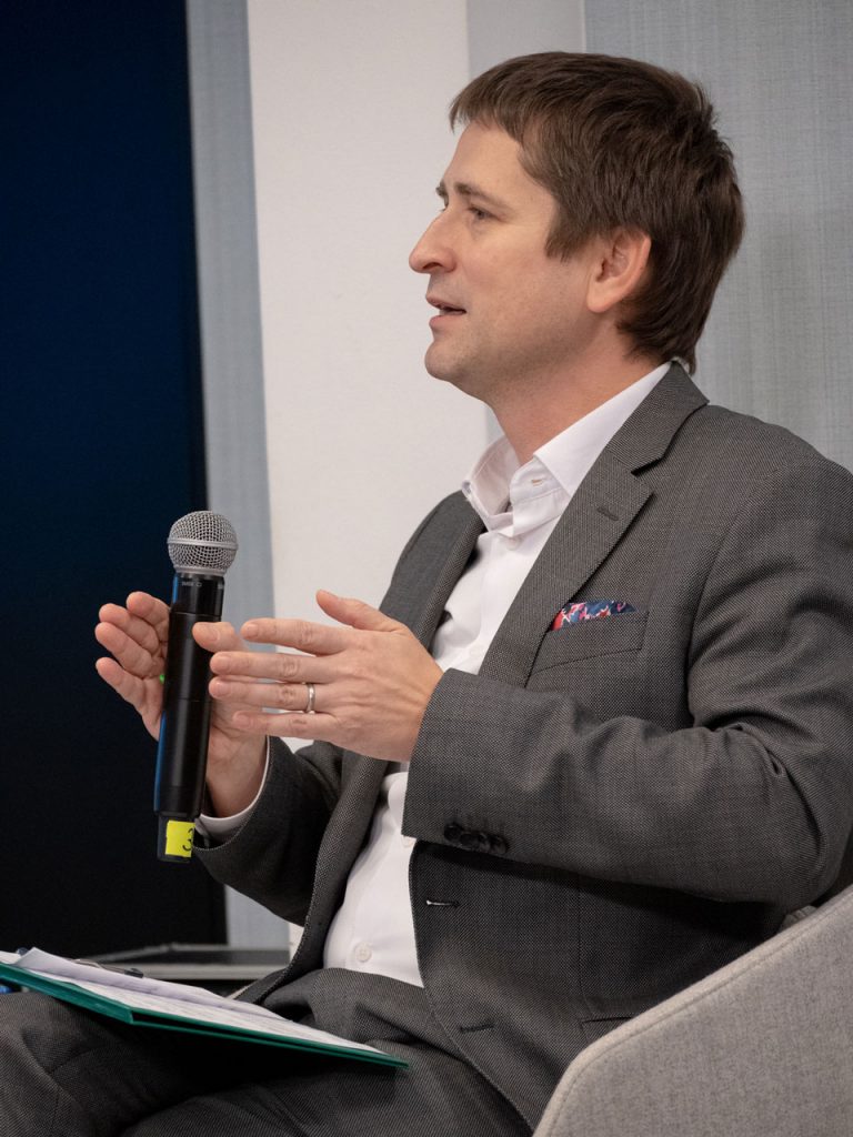 moderator panelu pierwszego prof. dr hab. n. med. Lucjan Wyrwicz z mikrofonem