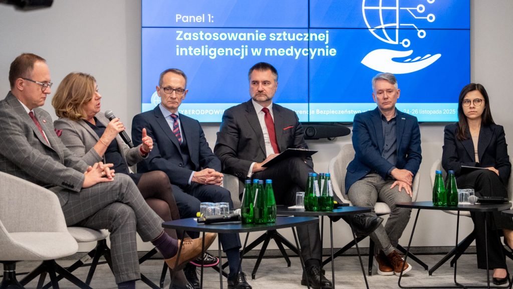 sześciu uczestników panelu pierwszego siedzących przy stolikach koktajlowych 