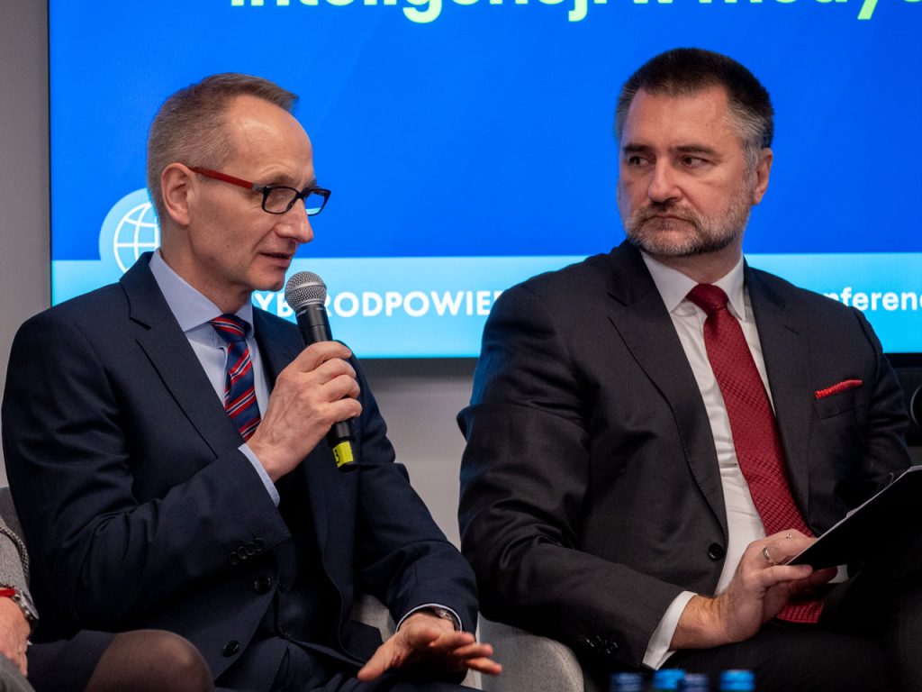 gen. broni prof. dr hab. n. med. Grzegorz Gielerak z mikrofonem obok siedzący Adam Konka
