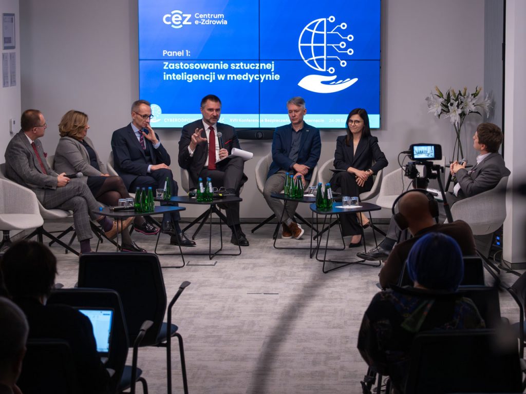 widok na siedzących uczestników panelu 1 i wypowiadającego się dyrektora Adama Konkę