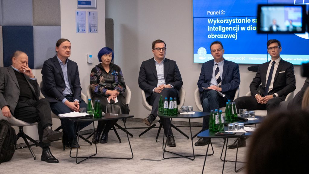 widok na wszystkich uczestników panelu drugiego