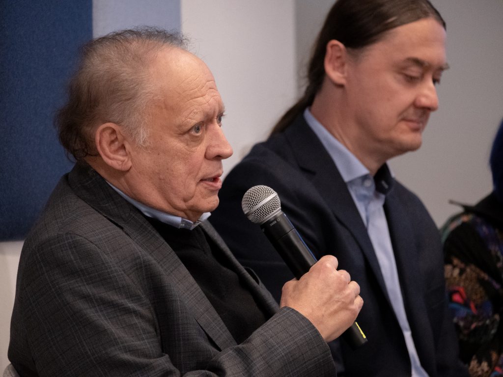 prof. dr hab. n. med. Jerzy Walecki z mikrofonem