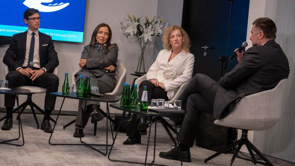 siedzący z mikrofonem Adam Konka i 3 siedzących uczestników panelu drugiego