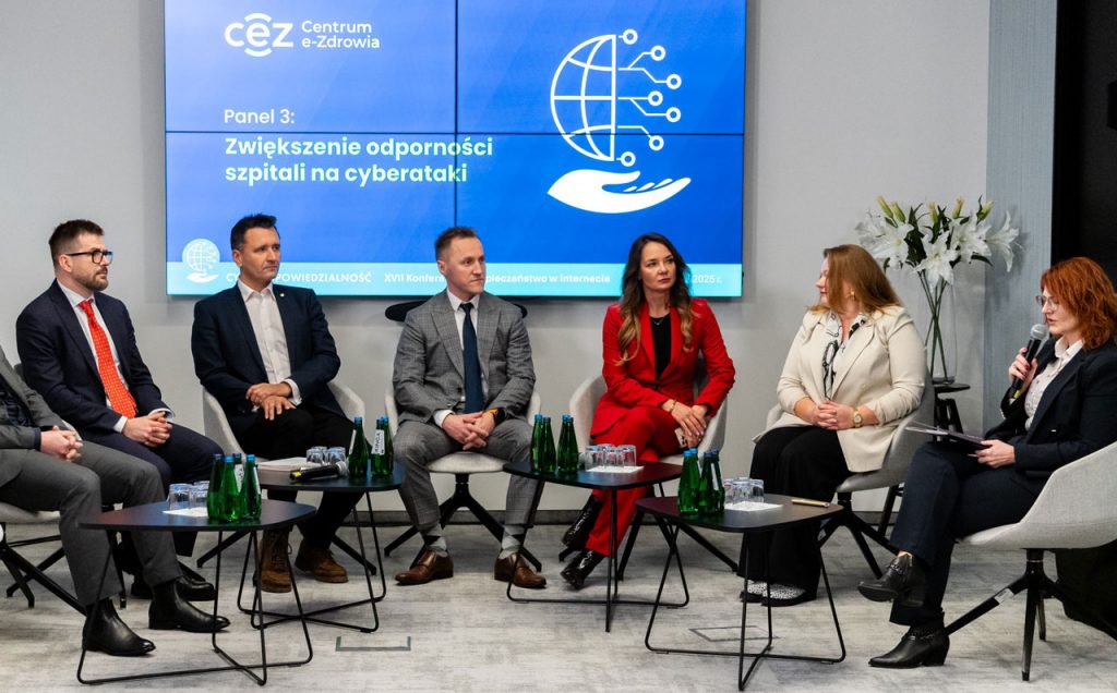 panel 3: paneliści siedzący przy stolikach kawowych