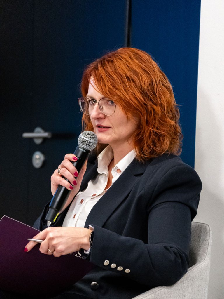 moderator prof. ucz. dr hab. inż. Agnieszka Gryszczyńska z mikrofonem