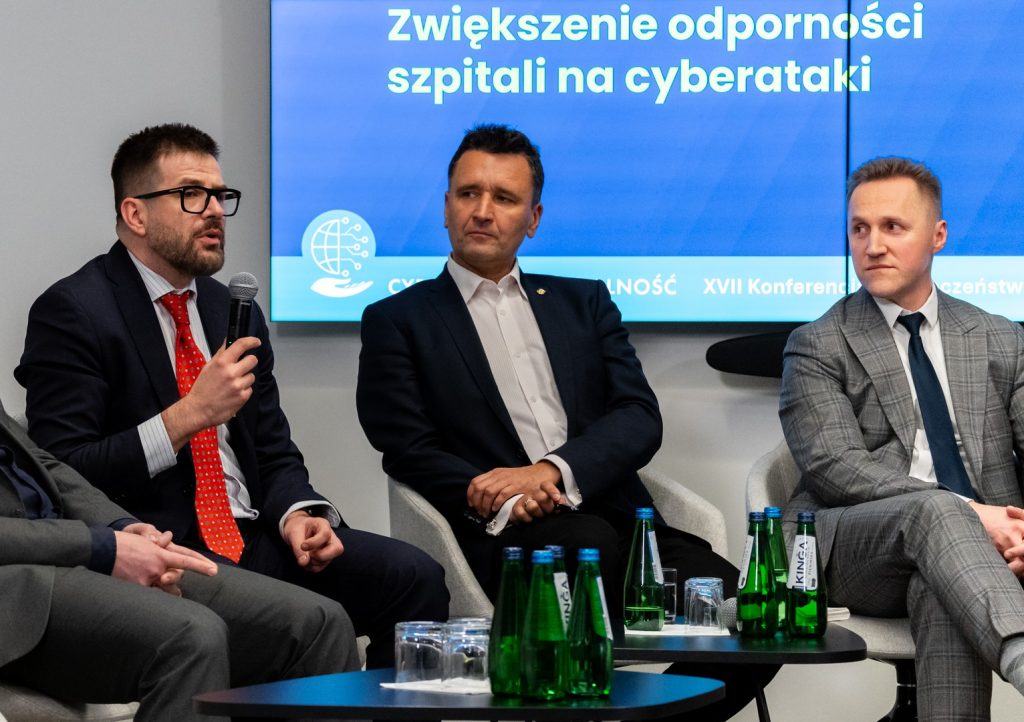 od lewej Piotr Drobek trzymający mikrofon, Jakub Syta, Tomasz Jeruzalski