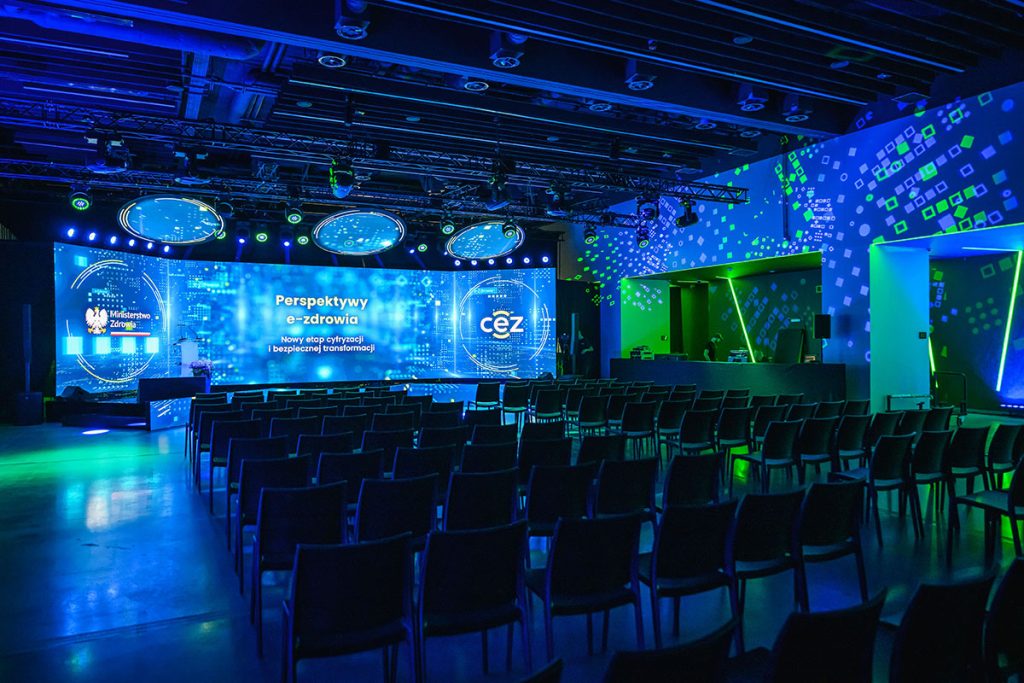 Pusta sala przed rozpoczęciem konferencji