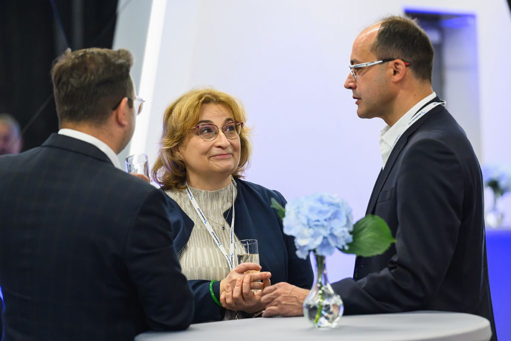 Jarosław Sot rozmawiający z uczestnikami konferencji