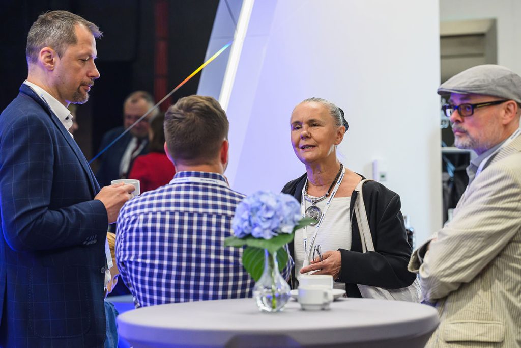 Uczestnicy konferencji podczas rozmowy w kuluarach