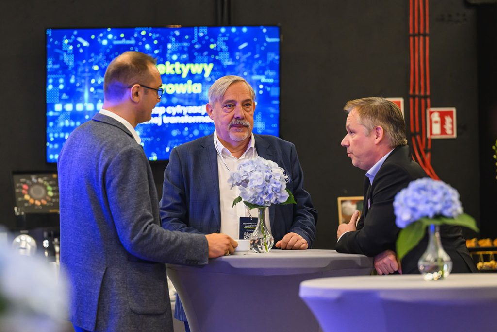 Rozmowy przy stoliku podczas przerwy