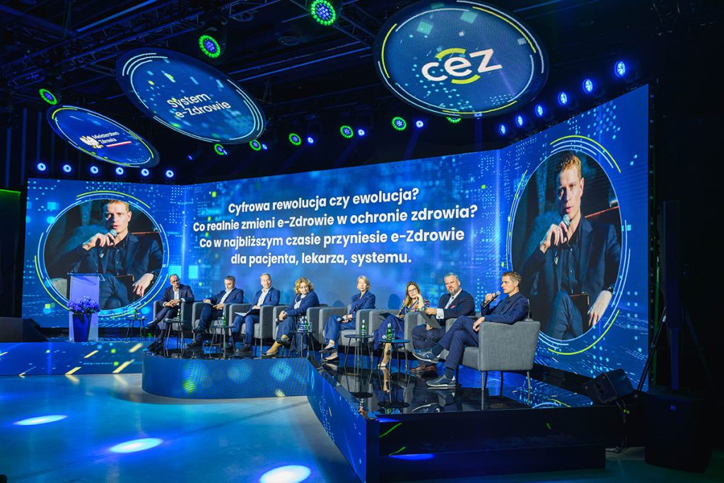 Uczestnicy debaty, przemawia Łukasz Sosnowski