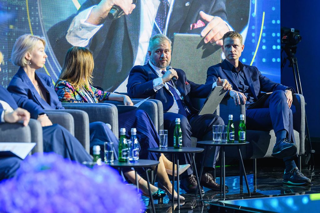 Uczestnicy podczas debaty, przemawia Michał Gontkiewicz