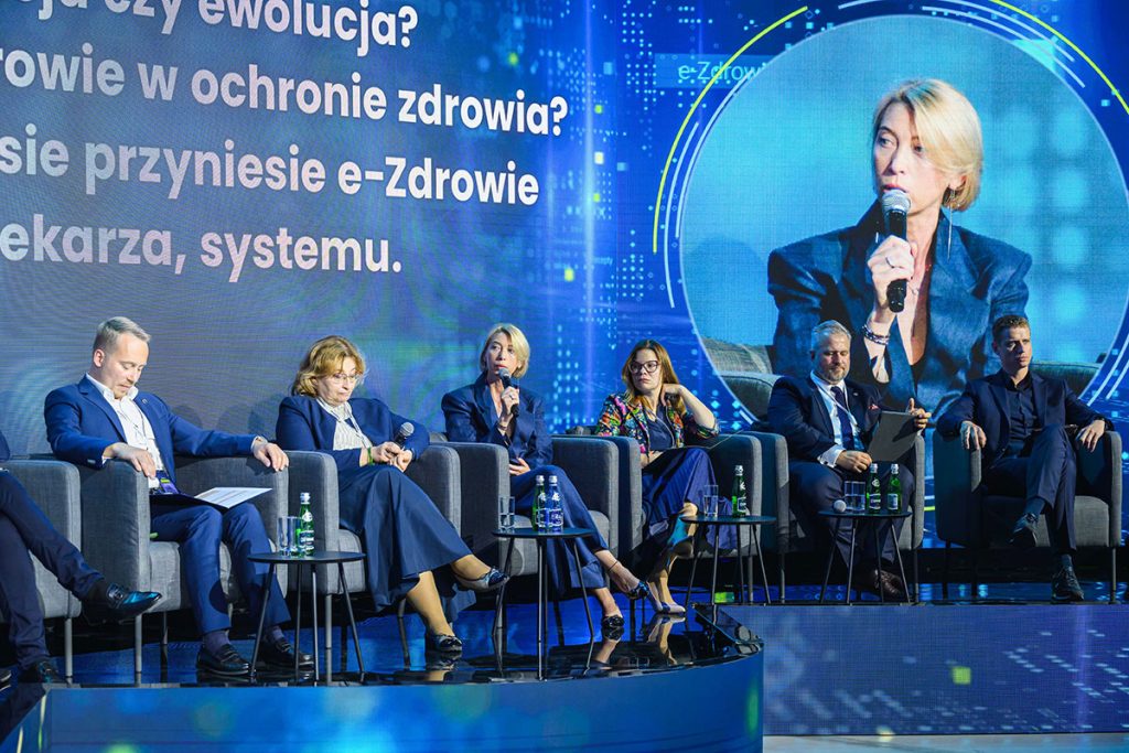 Uczestnicy debaty, przemawia Magdalena Janus-Hibner