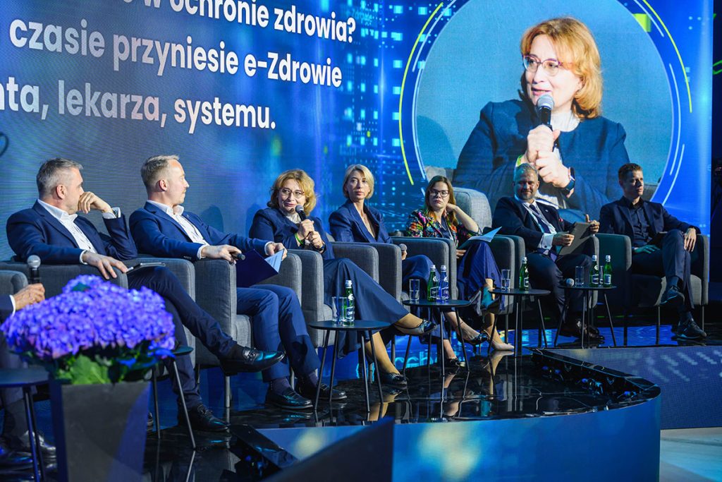 Uczestnicy debaty, przemawia Jolanta Walusiak-Skorupa