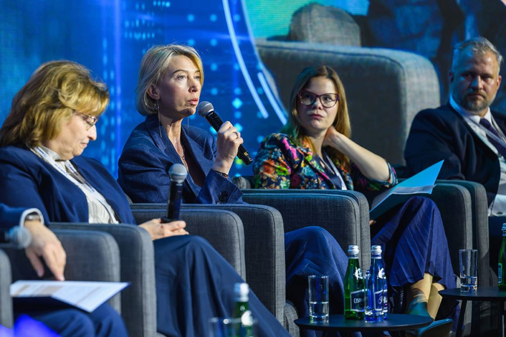 Uczestnicy debaty, przemawia Magdalena Janus-Hibner 2