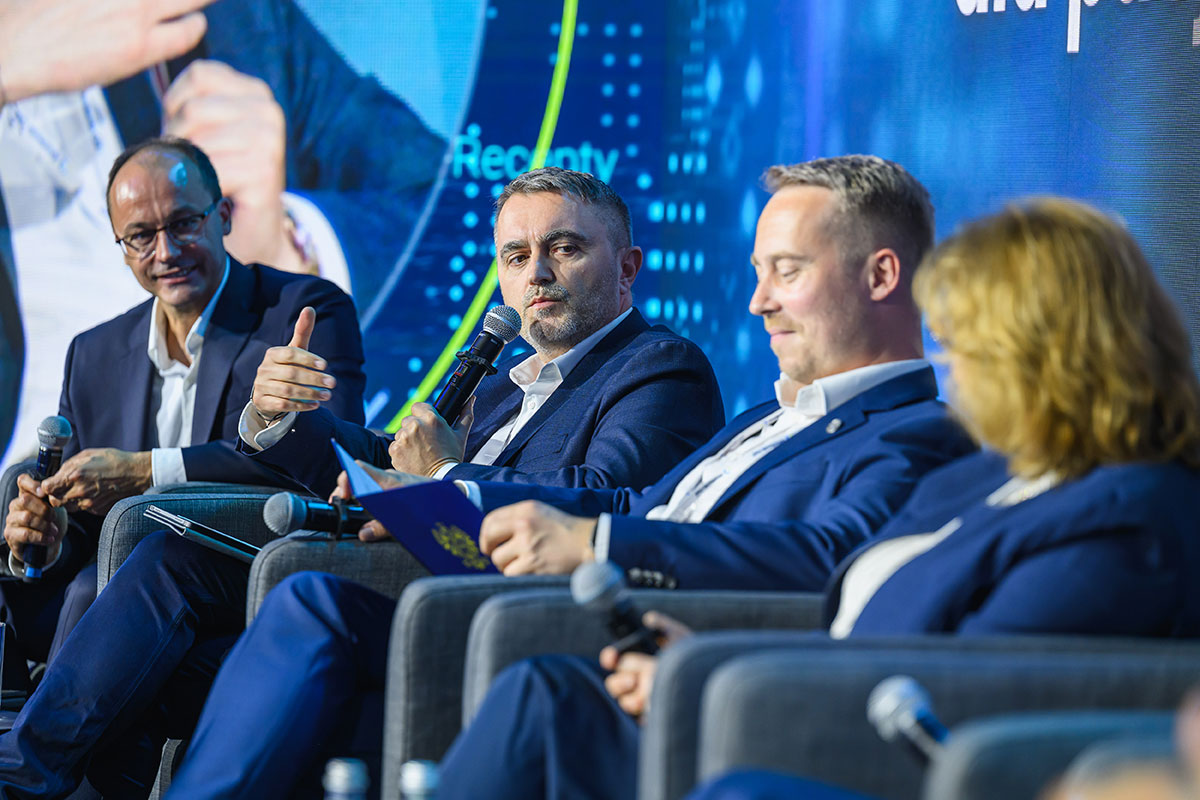 Uczestnicy debaty, przemawia Rafał Dunal