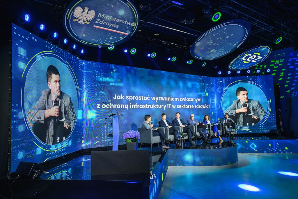 Uczestnicy debaty o cyberbezpieczeństwie, przemawia Sebastian Kondraszuk
