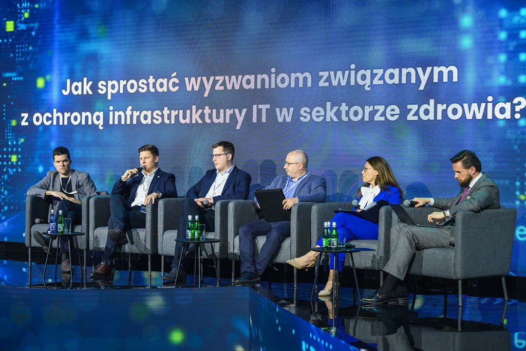 Uczestnicy debaty o cyberbezpieczeństwie, przemawia Karol Paciorek
